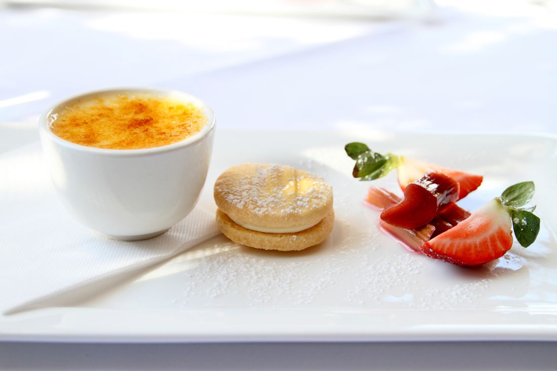Crème brûlée à la vanille, sablé et fraises fraîches