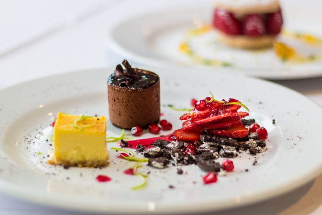 Trio de desserts : mousse au chocolat, cheesecake et fraises fraîches