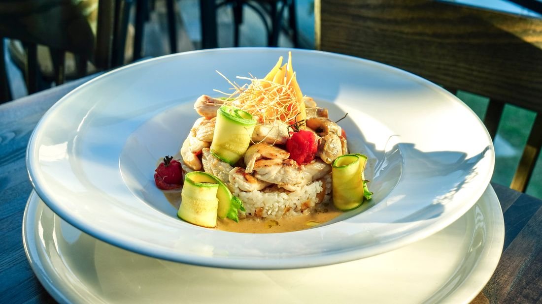 Poulet citronné halal sur riz basmati et courgettes grillées — plat traiteur
